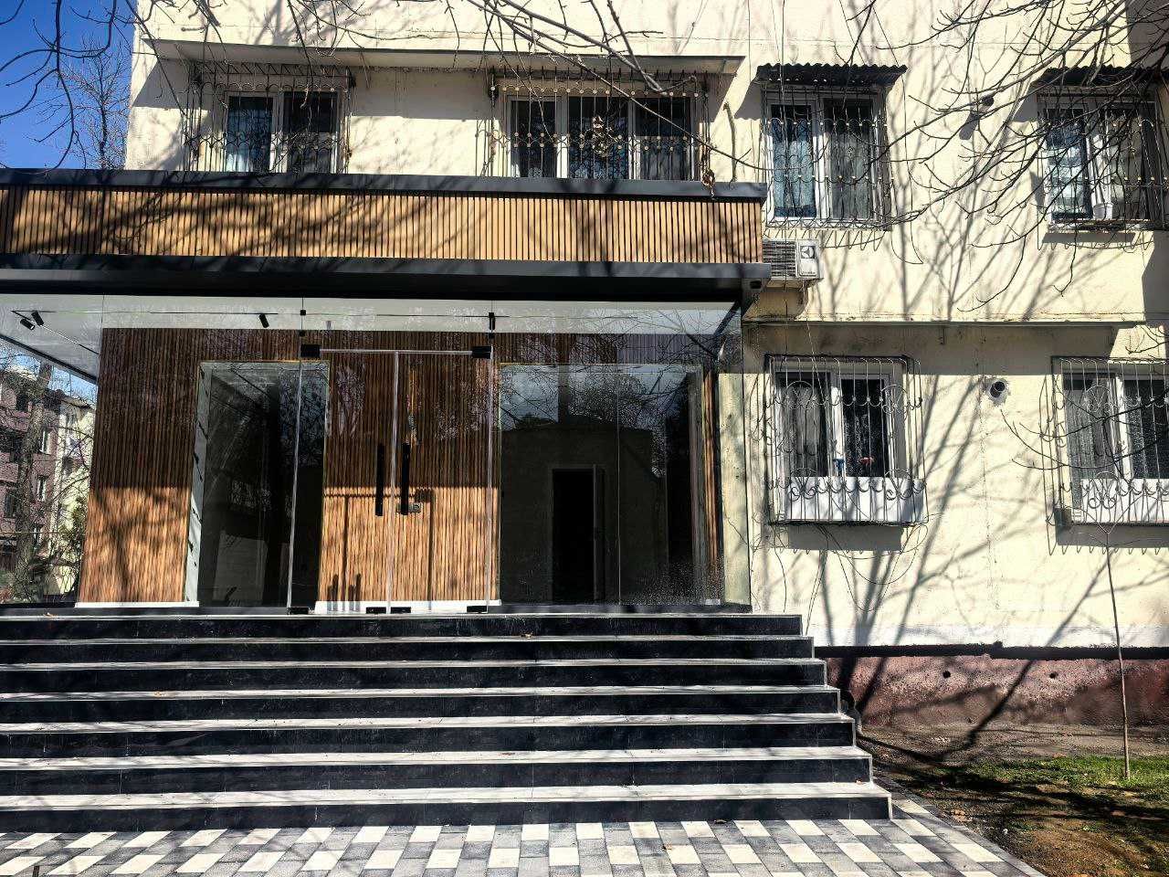 Продается офис(Ofis) Учтепа 21 квартал 90 м2