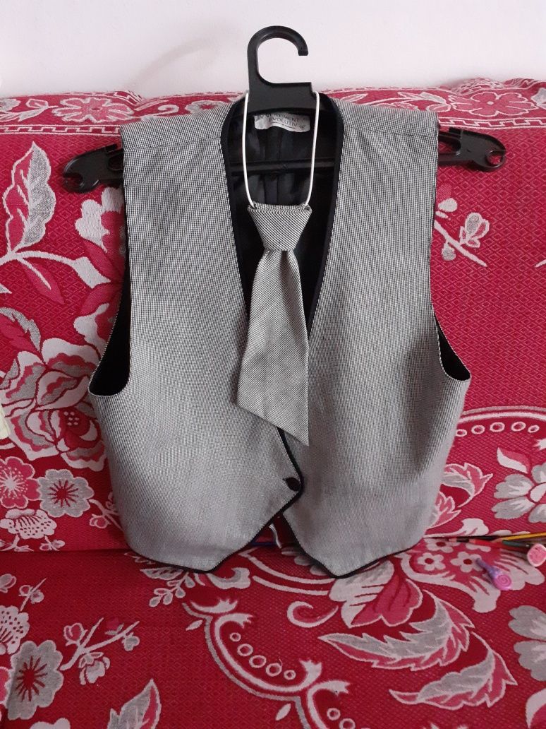 Uniforma școlară, vesta + cravata