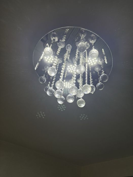 Candelabru cu cristale si lumini colorate