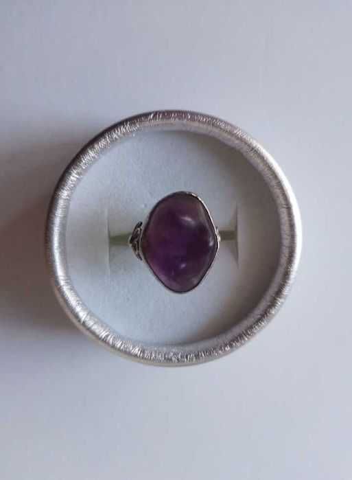 Inel frumos, elegant, din argint, cu ametist.
Perfect pentru cadou