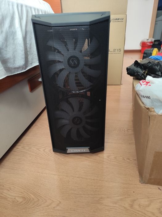 Продам корпус Lian Li Lancool 215