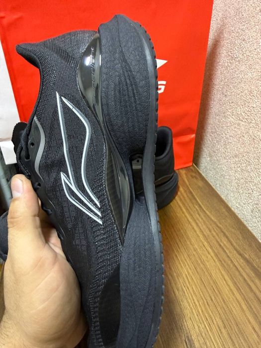 Продам беговые кроссовки от бренда li-ning оригинал gorun
