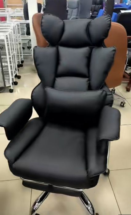 Офисное  чёрное кресло