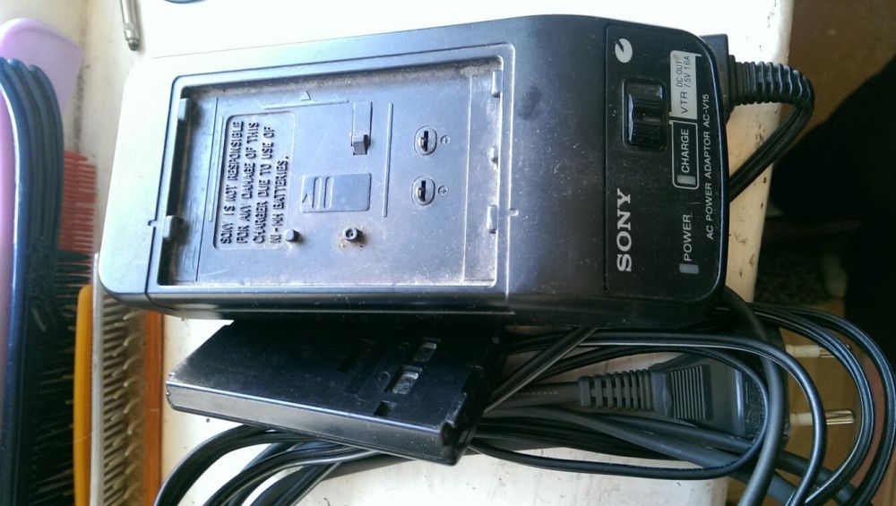 Зарядное устройство для аналоговых видеокамер Sony.