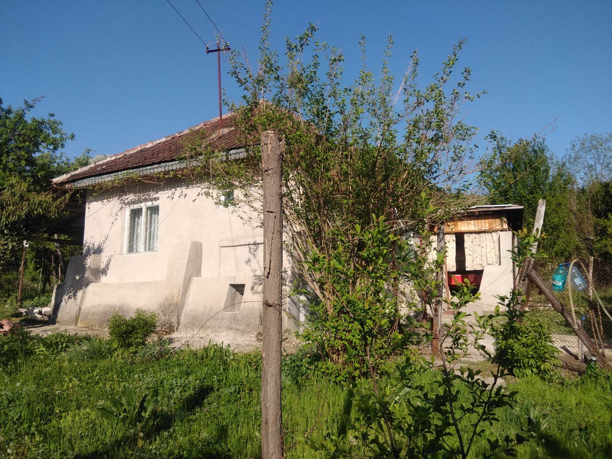 Vând casă cu curte de 10,000 m in Moțești sat Frasin Gorj