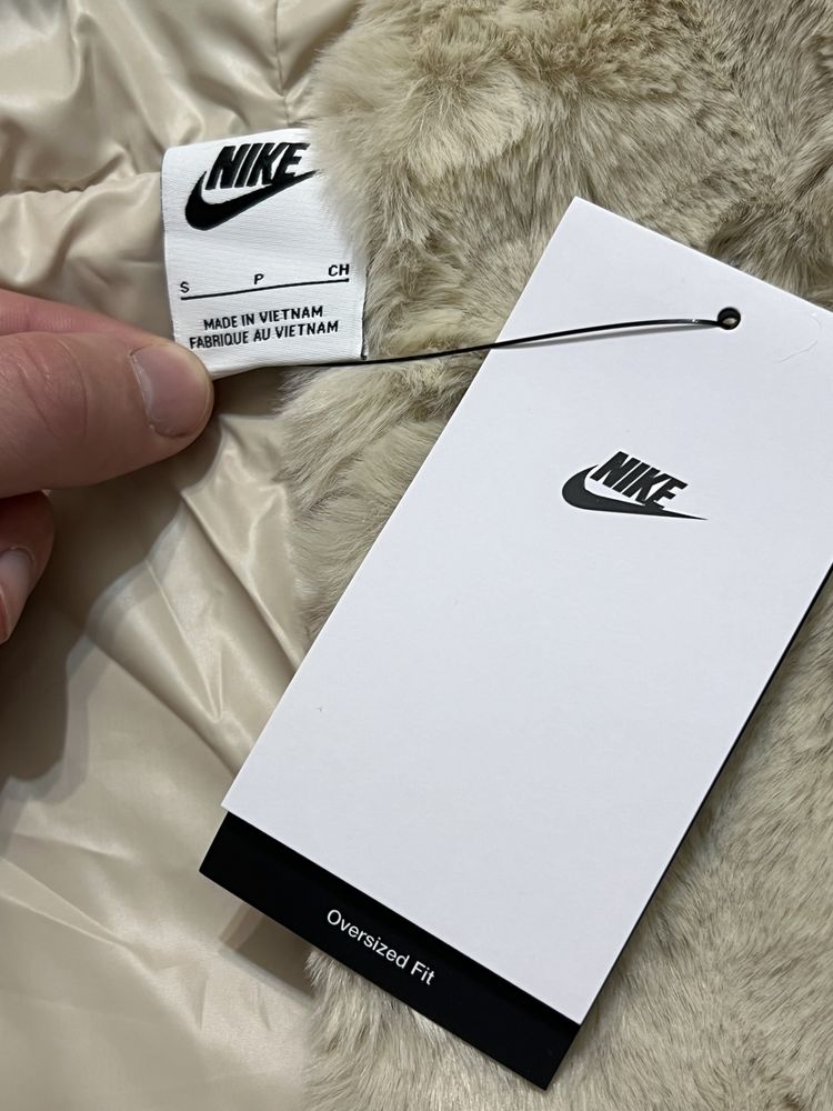 Geaca Nike noua cu eticheta