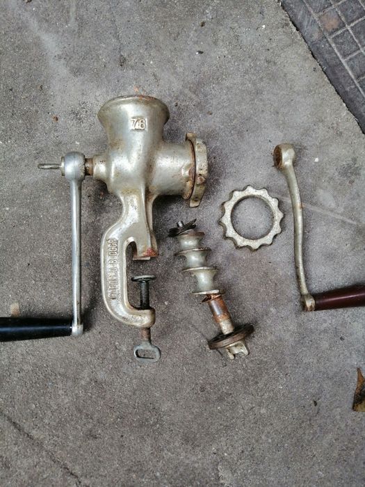 Mașina de tocat carne manuala   vintage colecție
