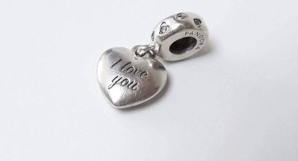 Talisman tip pandantiv cu inimioara cu inscriptia Mom, Pandora