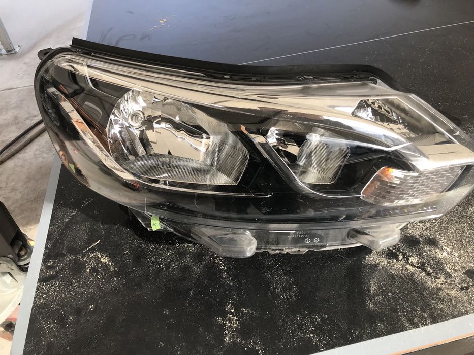 Десен фар за Toyota Proace