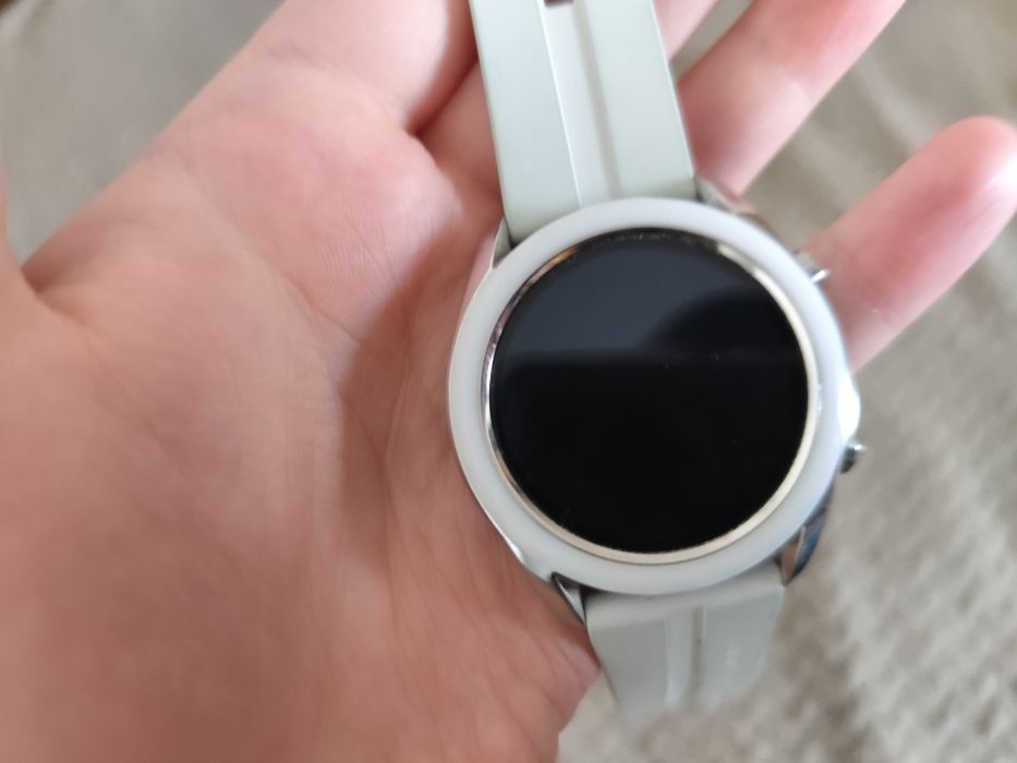 Vând urgent ceasuri amândouă functionabile