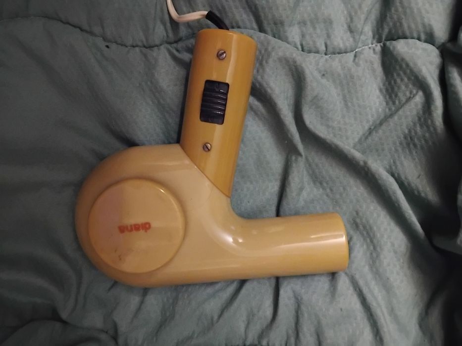 Продавам сгъваем сушоар