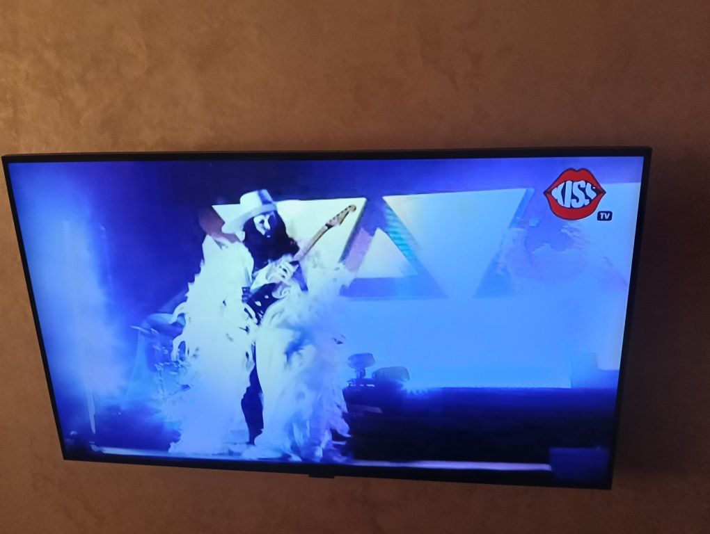 Televizor led Smart android Samsung cu diagonala de 110 cm.