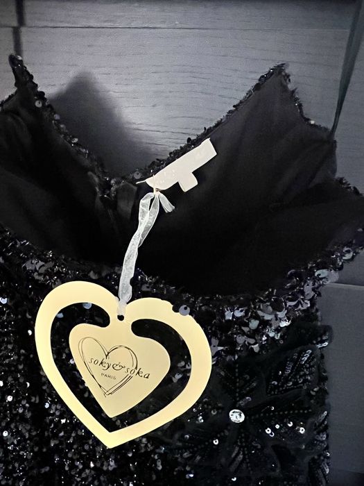 Продавам черна рокля с блестящ ефект за повод