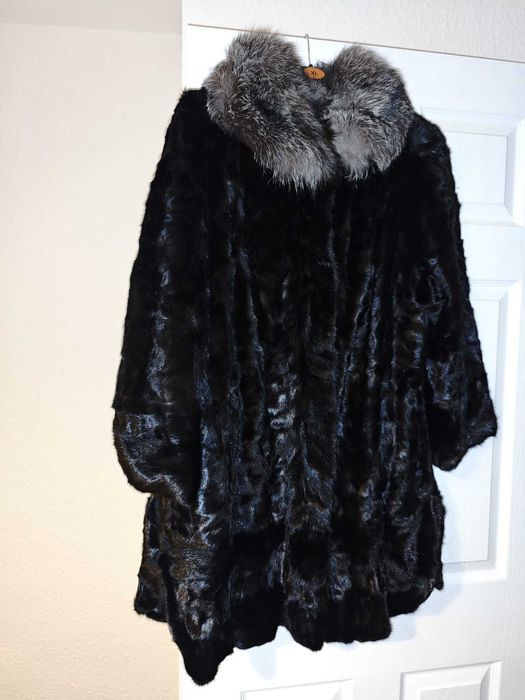 Haina blana bizon cu guler de vulpe argintie