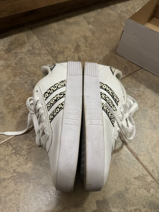 Обувки Adidas бели