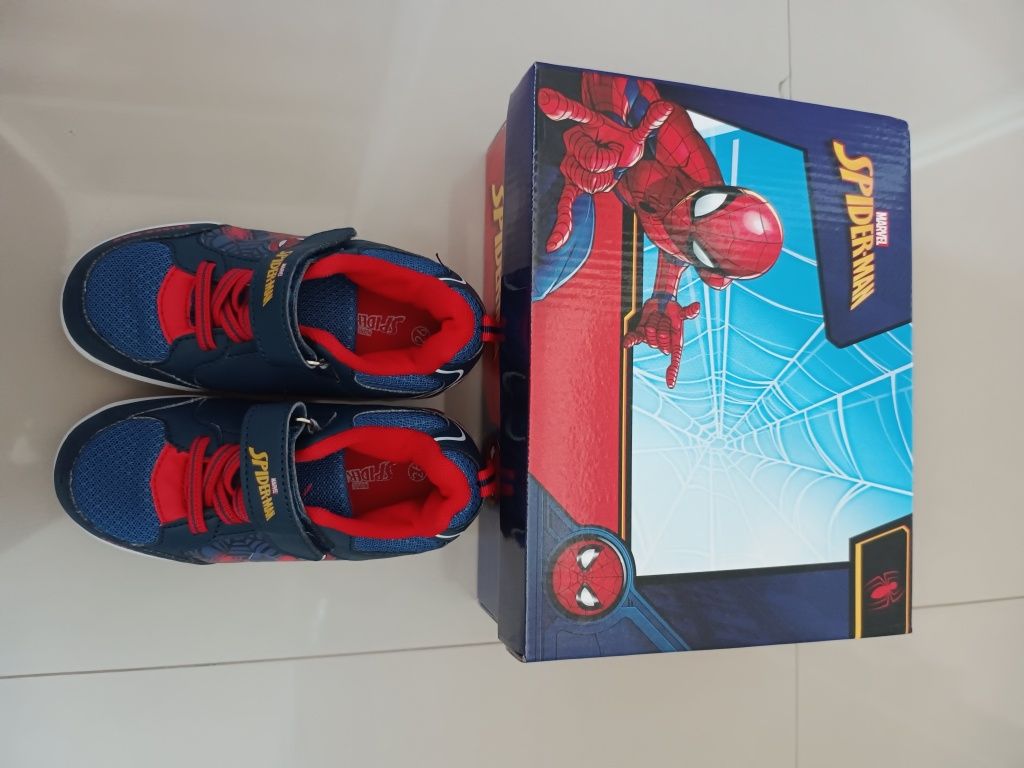 Marvel - Pantofi sport de piele ecologica cu model Spiderman, Nr 26