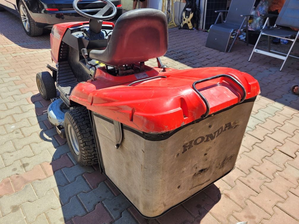 Vând tractoras 2213