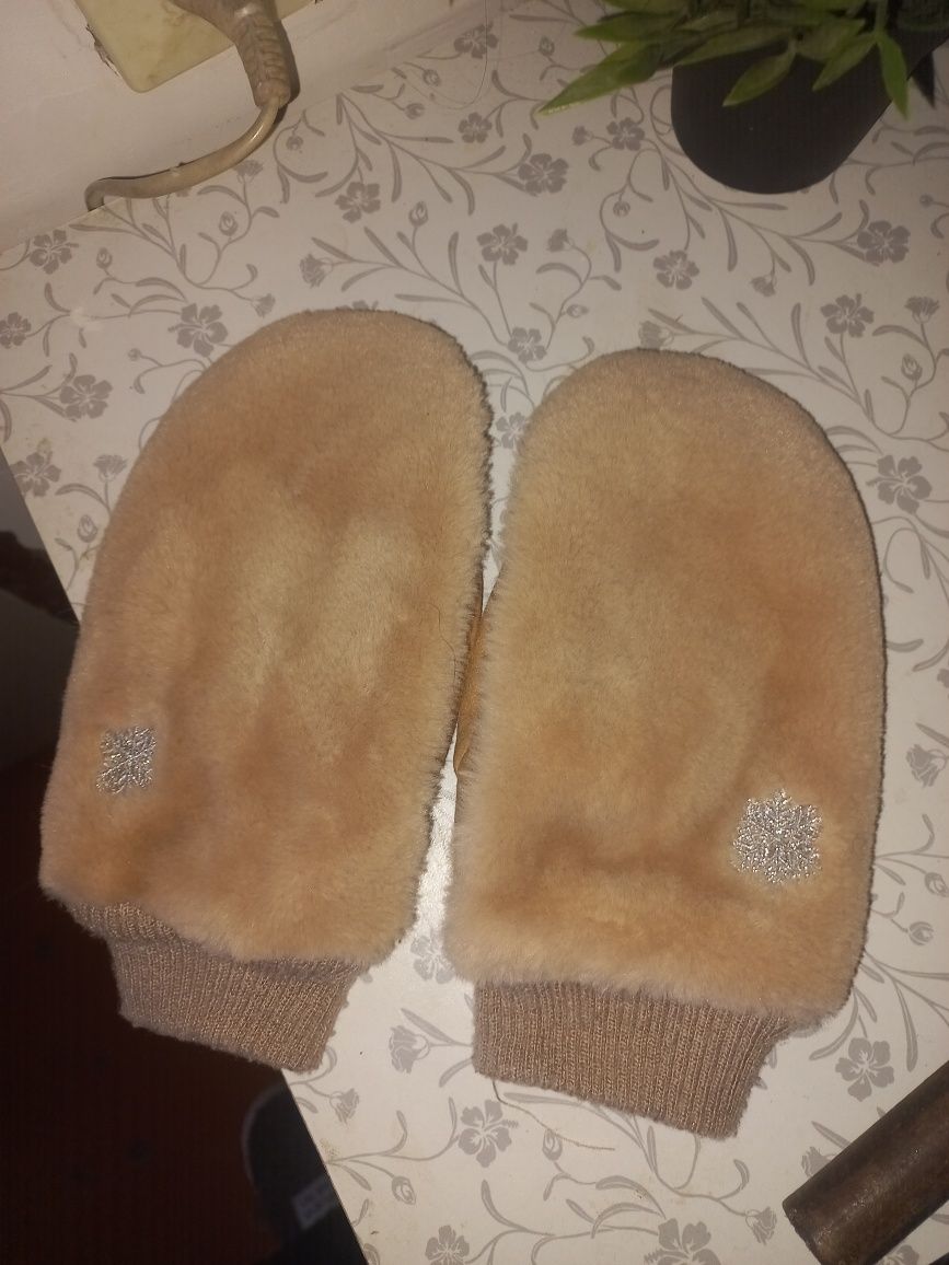 Варежки продам за 2000. Нов.