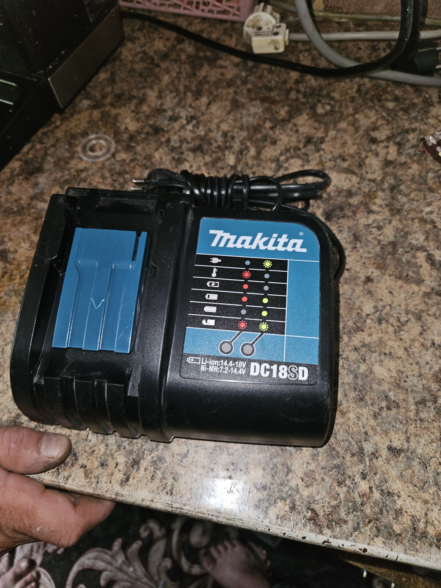 Продам зарядное устройство  makita