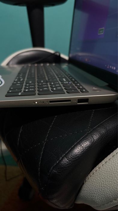 Vând Laptop Lenovo IdeaPad3