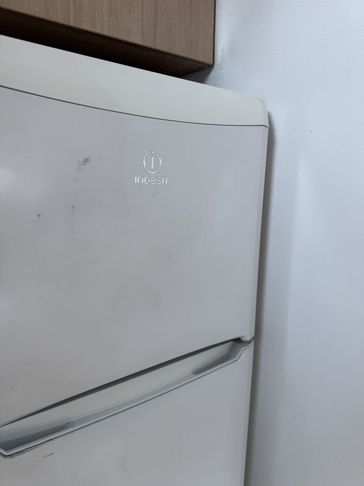 Хладилник с камера Indesit