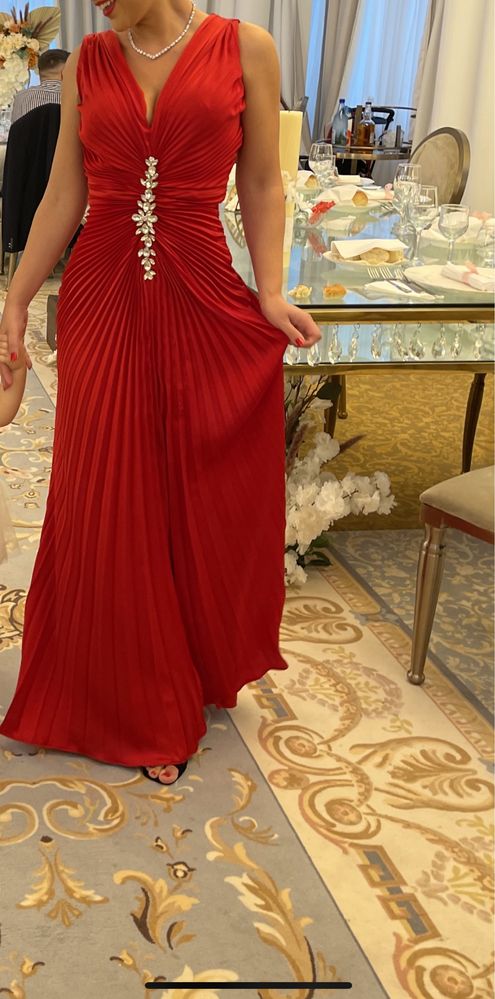 Rochie lunga , roșie cu detaliu tip bijuterie