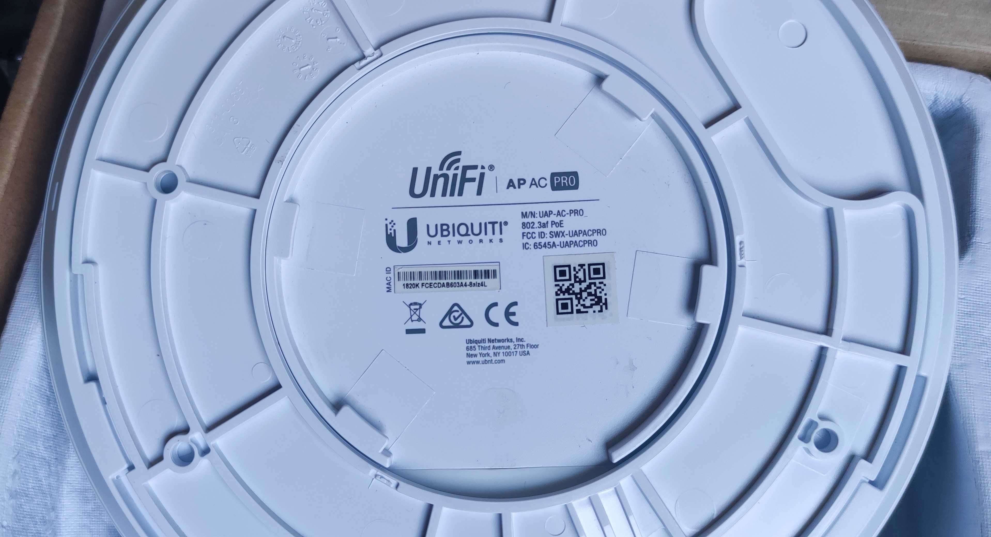 Ubiquiti UniFi UAP-AC-PRO 1300Mbit/s access point с кутия