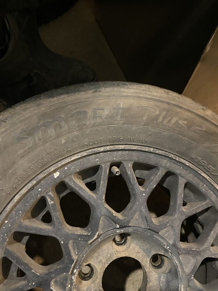 Продам летнюю резину на дисках 195/70 r14