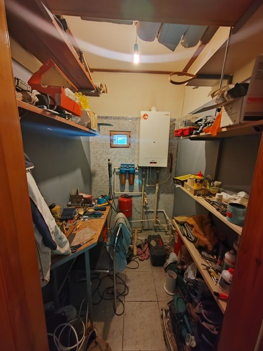 Продам столик и полки для мастерской