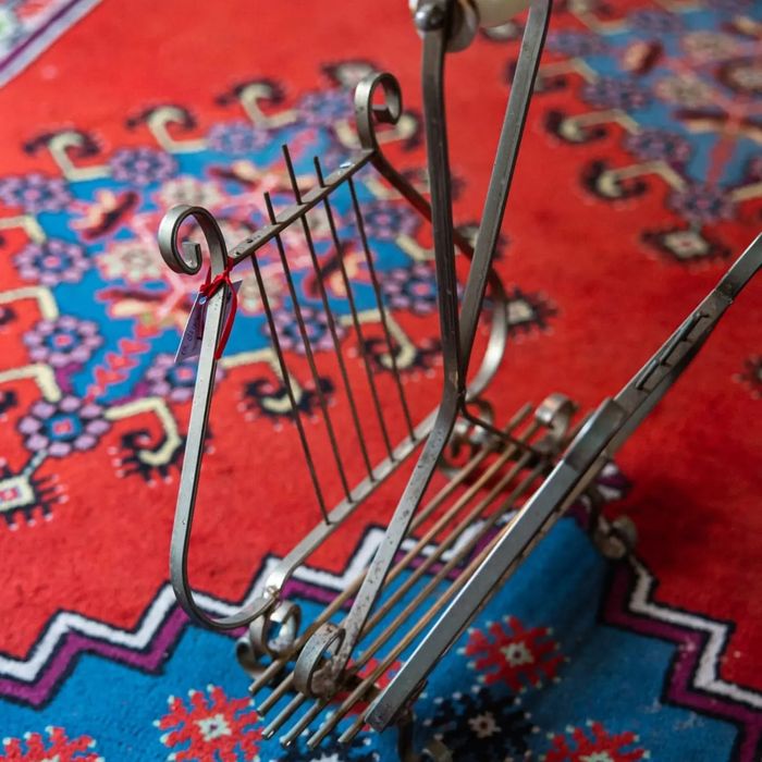 Suport pentru reviste în formă de liră