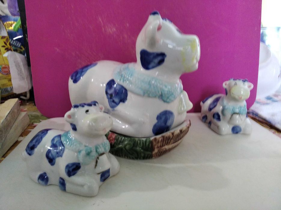 Продаю  набор Маслёнку , солонку и перечницу.