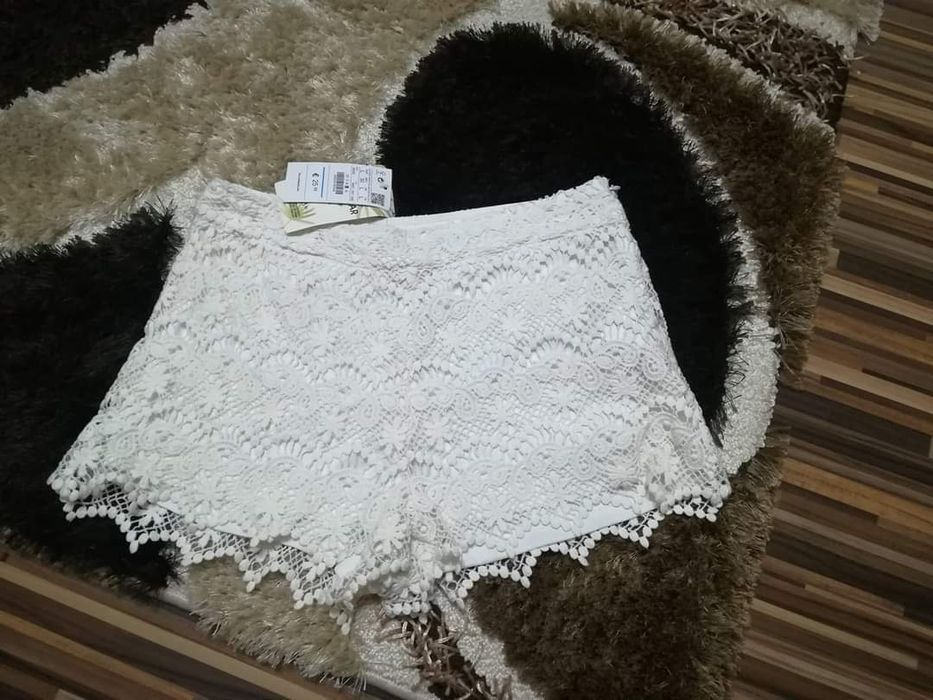 Pantalonii scurti noi Pullbear mărimea L