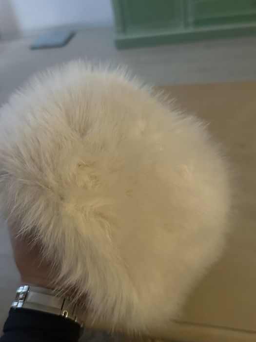 Бяла шапка от еко косъм