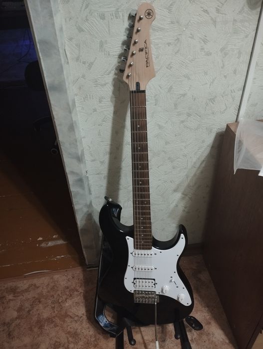 Yamaha Pacifica 012