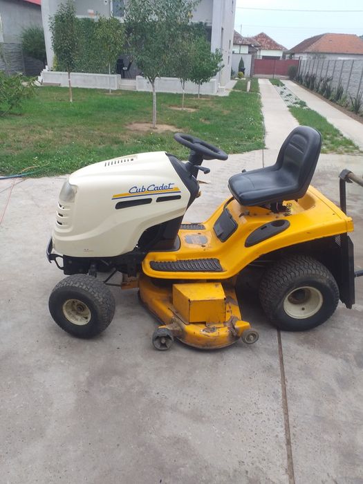 Tractoras tuns iarba