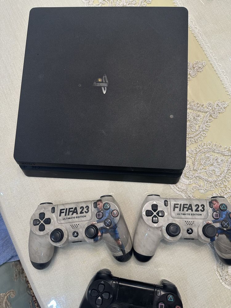PlayStation 4 Slim, 3 оригинальных джойстика