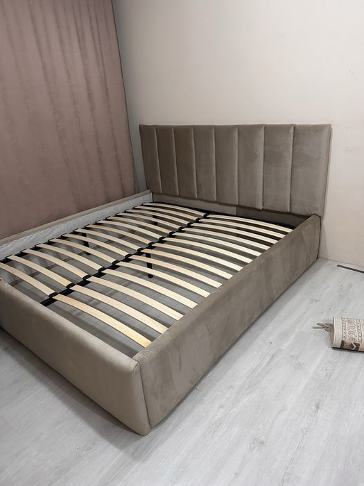 Кровать без матраса 200*180