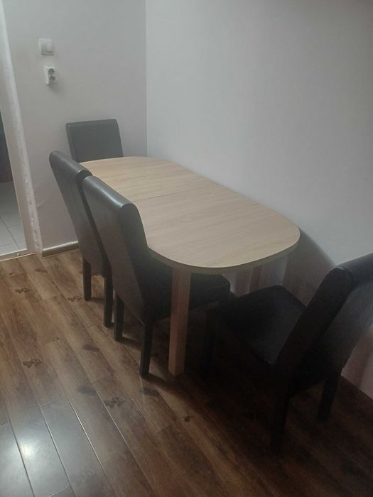 Masa din lemn ,extensibila + 4 scaune