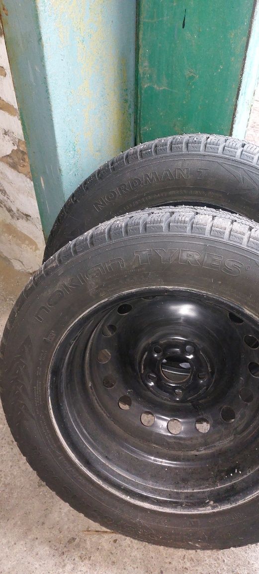 Продам шины зимние  шипованные  4шт. Размер 185×65×15 в отличном сост