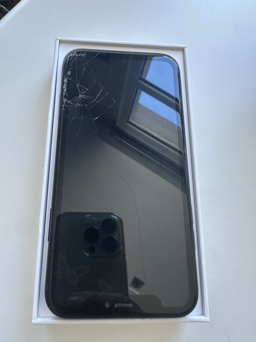 iPhone XR със счупен дисплей