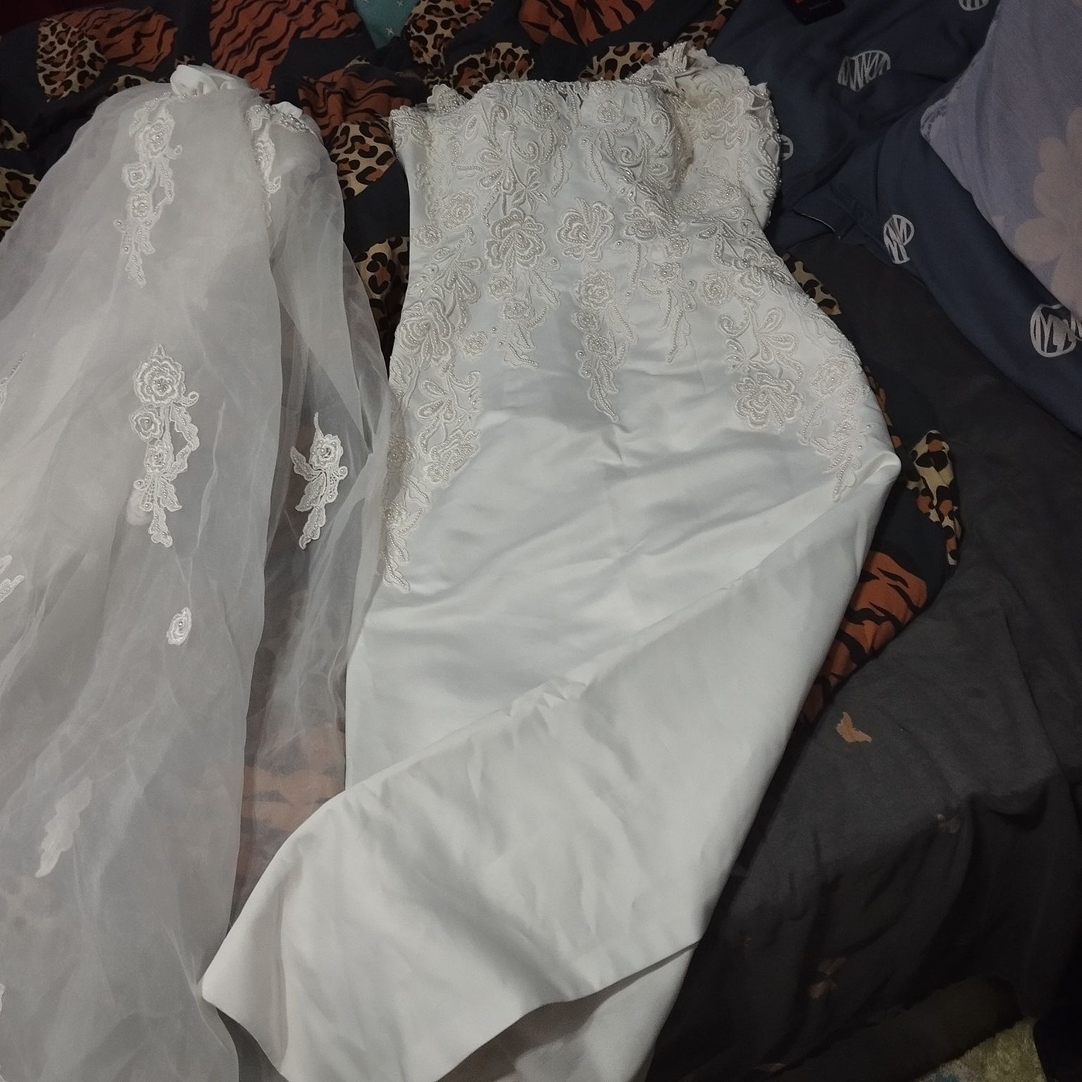 Продается платье свадебное со шлейфом