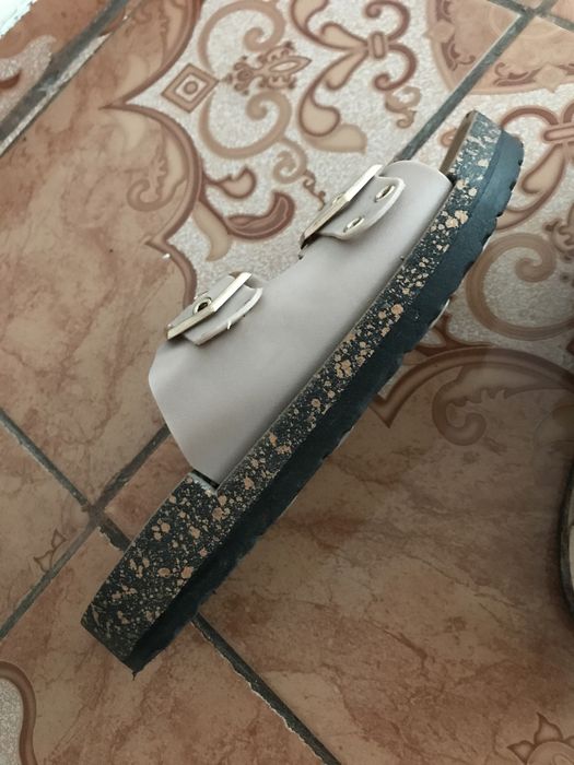 Vând papuci arata bine