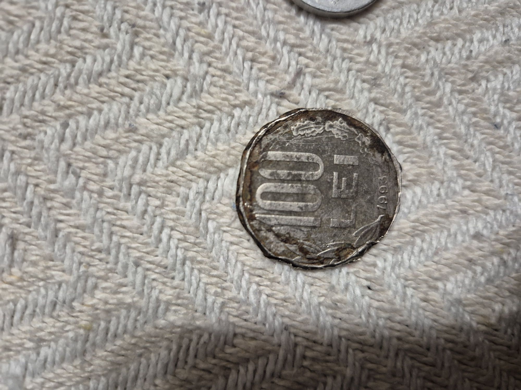 Monede vechi în stare buna, doar cea de 100 lei este ruginita