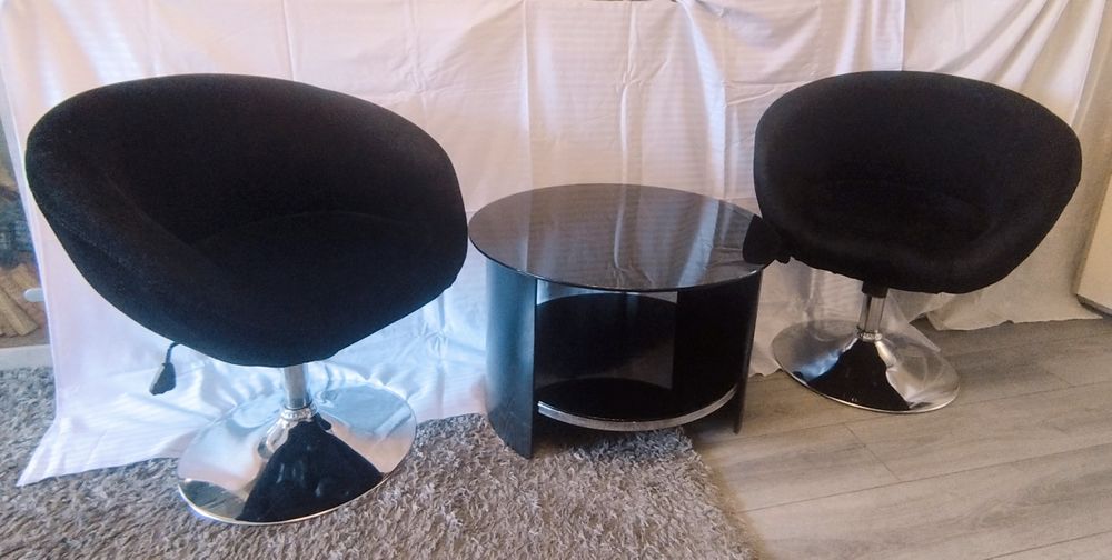 Set măsuță cafea din lemn si sticlă și 2 scaune ajustabile, rotative.