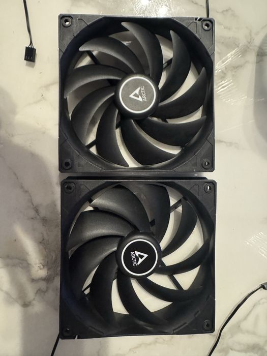 2 броя Вентилатори Arctic F14 3-пинови