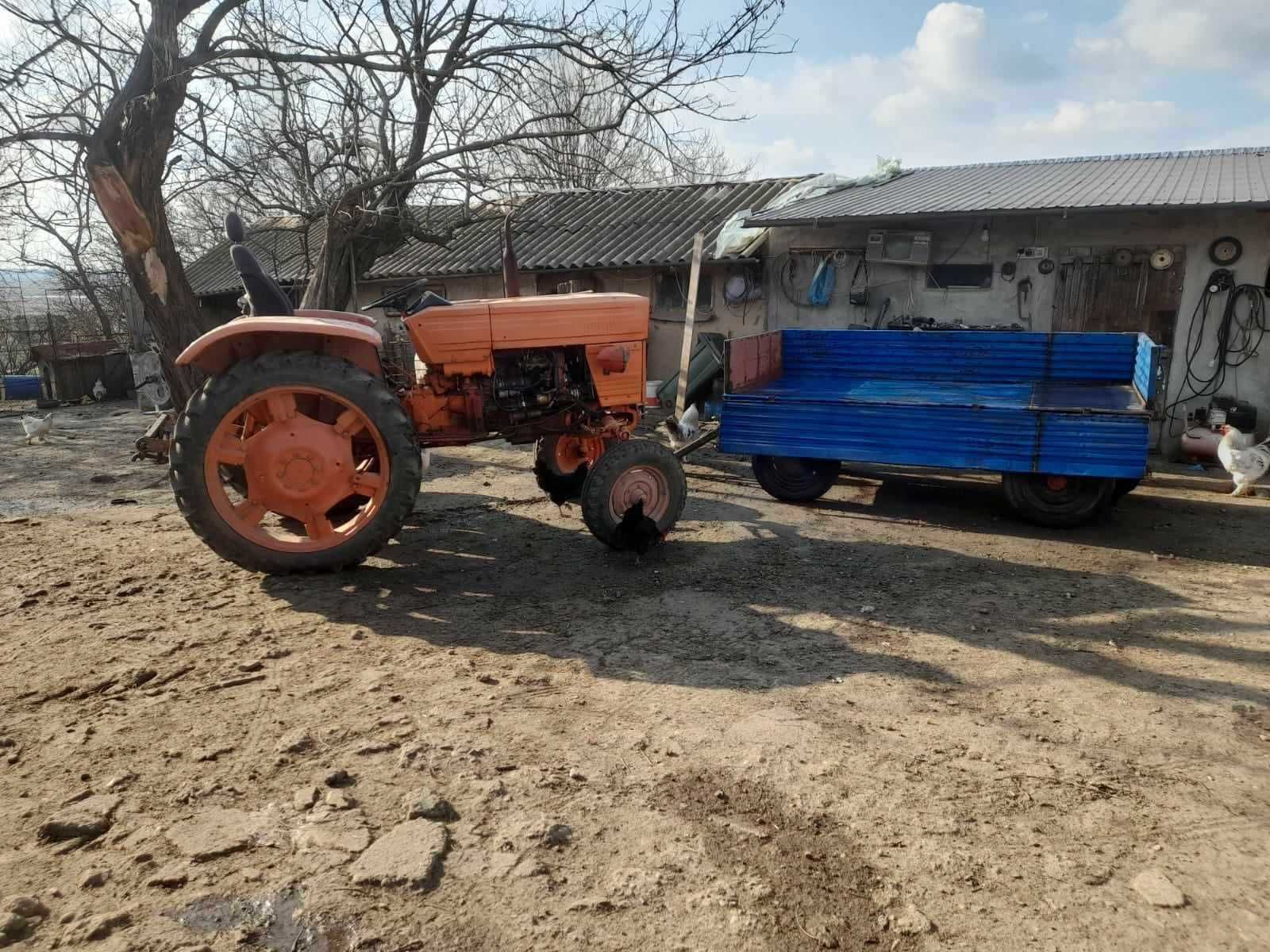 Vand tractor u445 cu prasitoare si remorca