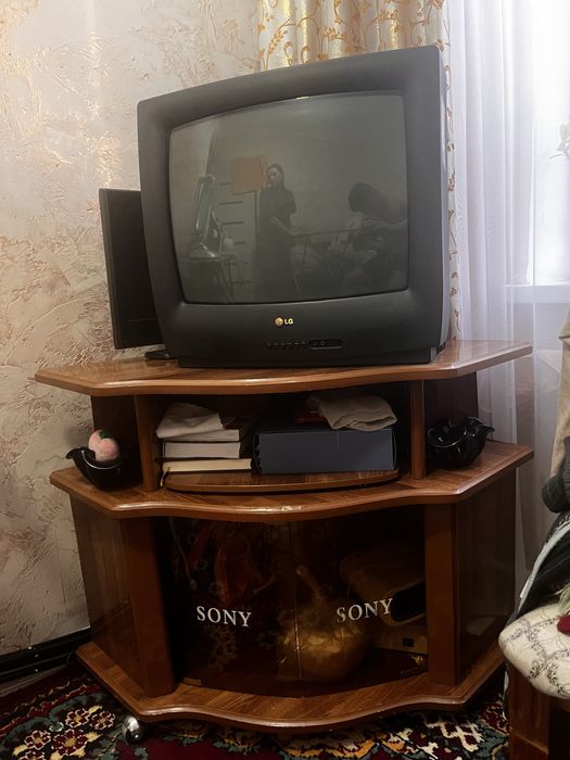 Продам тумбочку и Телевизор LG