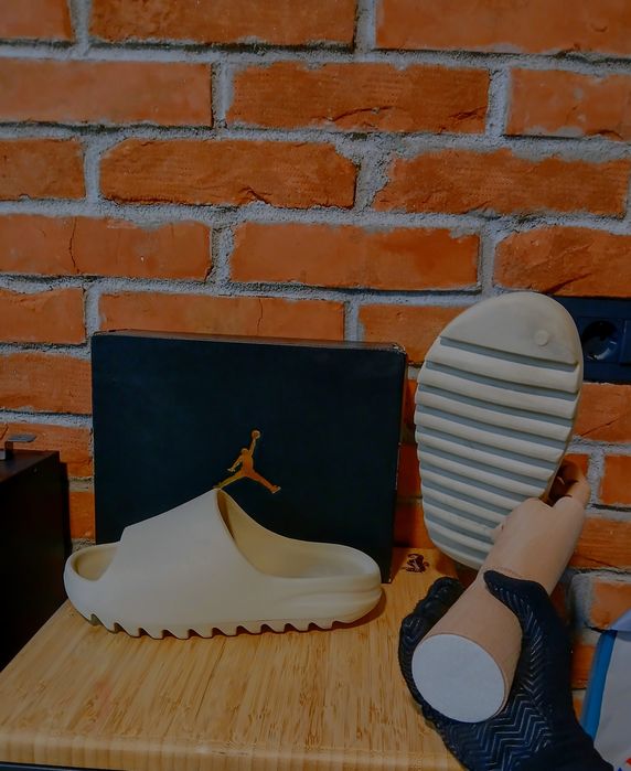 Yeezy slide albe