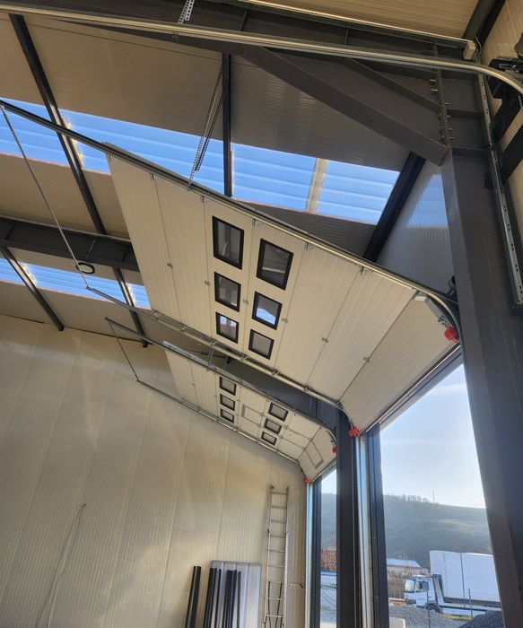 Usi de garaj/usi secționale/ usa industriala/ porți de garaj/ usi