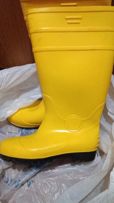 Продается резиновые сапоги